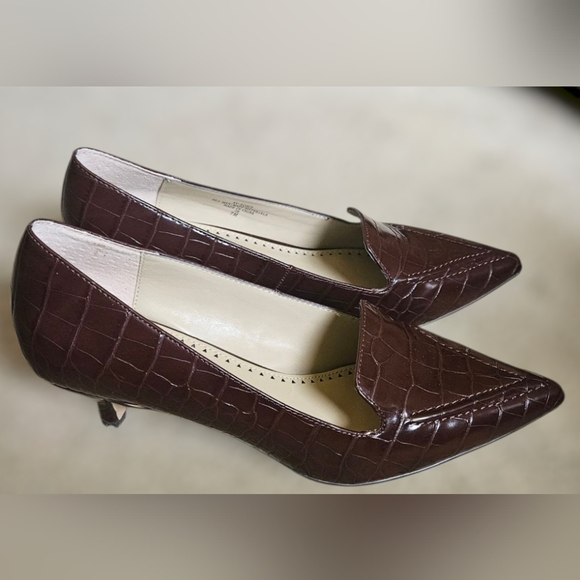 Adrienne Vittadini Pointed Toe Scout Kitten Heels - size 7M - Picture 1 of 4